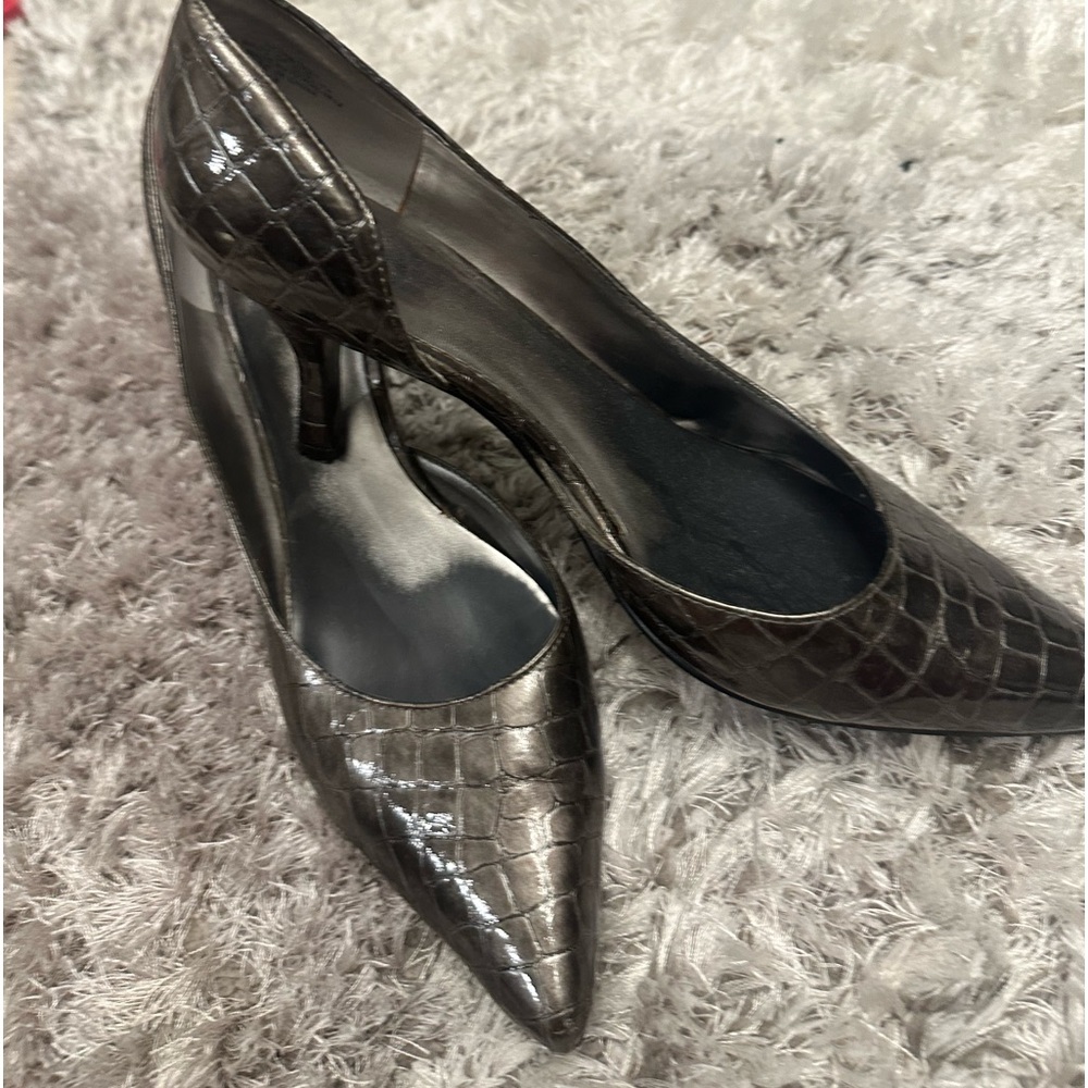 Anne Klein Pointed Toe Grey/Silver Shoes. Size 9